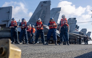 Tàu sân bay Mỹ cùng hàng chục chiến đấu cơ đến Trung Đông, Iran tung video bắt tàu