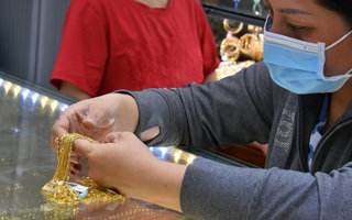 Giá vàng hôm nay, 24-4: Tiếp tục lao dốc