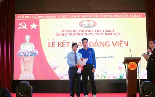 Nguyên Phó Chủ tịch nước Trương Mỹ Hoa dự lễ kết nạp Đảng viên mới cho 2 học sinh ở TPHCM