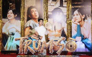 Võ Điền Gia Huy gây sốt khi ôm hoa đến tặng Tam Triều Dâng