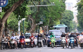 Hà Nội cấm xe máy xăng ở 11 tuyến phố từ 1-7: Người dân nói gì?