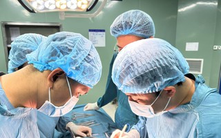 Búi tóc "khủng" trong dạ dày bệnh nhi 7 tuổi