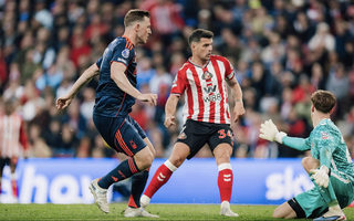 Nottingham Forest thắng tưng bừng, West Ham và Tottenham âu lo vé trụ hạng