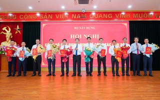 Bộ trưởng Xây dựng trao quyết định điều động, bổ nhiệm 11 cán bộ chủ chốt cấp vụ, cục