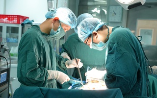 HIẾM GẶP: Cứu bệnh nhân đi tiểu ra phân