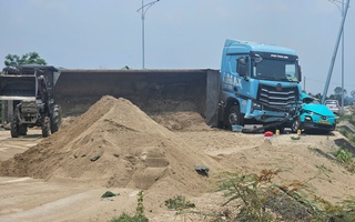 Xe tải tông taxi, một hành khách tử vong