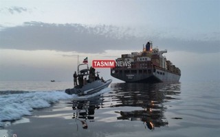 Iran công bố loạt ảnh bắt tàu container ở eo biển Hormuz