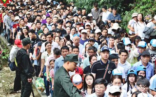 Biển người đổ về Đền Hùng trước ngày Giỗ tổ Hùng Vương