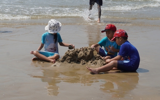 Bãi Sau Vũng Tàu bớt sâu biển, sứa thưa dần, du khách trở lại đông vui