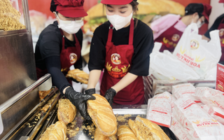 VIDEO: Khách Tây mê mẩn Lễ hội bánh mì Việt Nam, kiên nhẫn xếp hàng giữa dòng người đông đúc