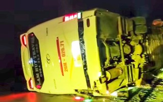 Mất phanh, xe khách chở 39 người bị lật khi xuống dốc