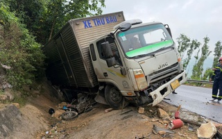 Xe tải đổ đèo nghi mất lái tông xe máy, 2 người thương vong