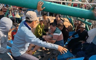 Ngạt khí dưới hầm tàu cá, hai anh em nguy kịch