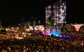 Biển người đổ về Sầm Sơn thưởng thức ca nhạc, xem bắn pháo hoa