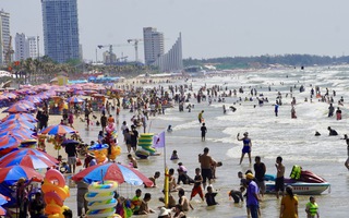 Biển Vũng Tàu tấp nập, đua nhau check-in công viên ven biển