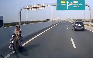 Hai cô gái không đội mũ bảo hiểm phóng xe máy ngược chiều trên làn cao tốc 100 km/giờ
