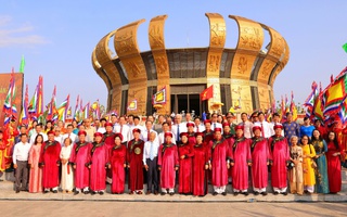 Đông đảo người dân, du khách dâng hương tại Đền thờ Vua Hùng ở TP Cần Thơ