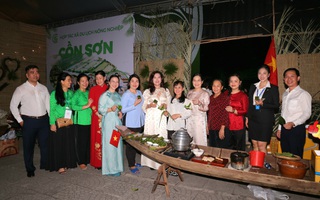 “Nóng hầm hập” tại Lễ hội Bánh dân gian Nam Bộ ngay trong ngày đầu khai mạc, 26-4 