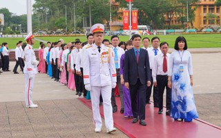 Đoàn đại biểu chủ tịch công đoàn cơ sở xuất sắc tiêu biểu báo công dâng Bác