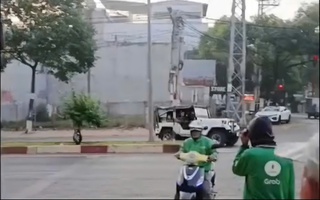 CLIP: Người đàn ông đang tại ngoại lái xe Jeep ngược chiều, đe dọa tài xế ở Đắk Lắk