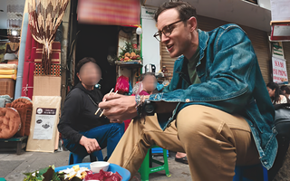 Khách Tây thử món mát lạnh, giòn sần sật ở vỉa hè Hà Nội, khen ngon khó tin