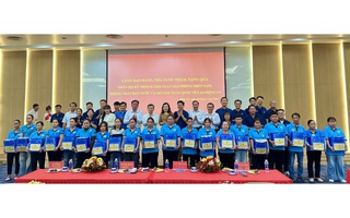 Trưởng ban Nội chính Trung ương Lê Minh Trí thăm, tặng quà cho công nhân tại Đồng Nai