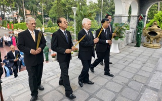 Lãnh đạo TPHCM viếng Nghĩa trang Liệt sĩ Bình Dương và Bà Rịa - Vũng Tàu