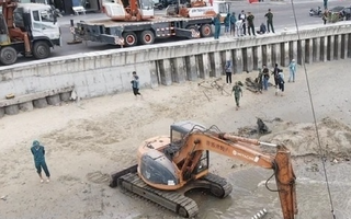 Bất ngờ phát hiện nhiều vũ khí khi trục vớt xe tăng tại bãi biển Quy Nhơn