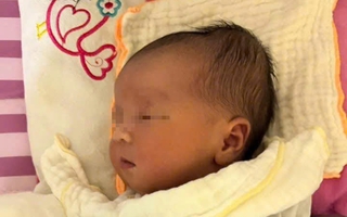 Bé trai kháu khỉnh bị bỏ rơi trong chùa ở TPHCM