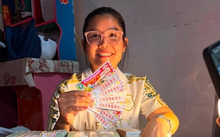 Bảy công nhân vỡ òa niềm vui khi trúng giải độc đắc xổ số miền Nam