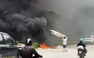 Xử phạt người đốt rác khói đen bao trùm cầu Thăng Long