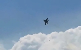 VIDEO: Tiêm kích F-15 của Mỹ nghi truy đuổi bất thành UAV Iran
