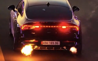 Vụ xe con phun lửa khi đang chạy trên đường gây xôn xao dư luận: Tài xế vi phạm 5 hành vi