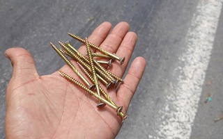 Hình ảnh đinh vít vương vãi trên gần 1 km đường Mỹ Phước – Tân Vạn