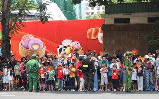 Hàng ngàn người dân cổ vũ tại đích đến Cúp xe đạp truyền hình TP HCM