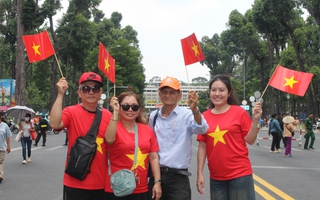 TPHCM rực rỡ sắc đỏ ngày 30-4, nối dài mạch cảm xúc  