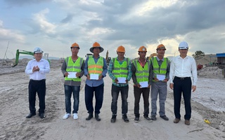 Lãnh đạo Phú Quốc thăm hỏi, tặng quà công nhân làm việc xuyên lễ 30-4