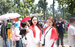 Người dân bắt đầu nô nức xuống phố, chờ xem pháo hoa