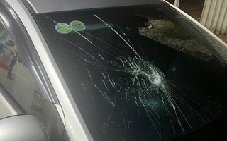 Tài xế bị nhóm người lạ chặn ô tô, đập phá trong đêm