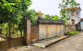 Bia cổ hơn 300 năm ở Thanh Hóa thành tường rào nhà dân