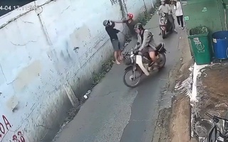 TPHCM: Clip hơn 120 giây ghi cảnh người đàn ông gây va chạm rồi đánh dã man người can ngăn 