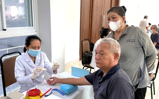 TPHCM: Người dân phường Xuân Hòa được bác sĩ đến khám tận nhà