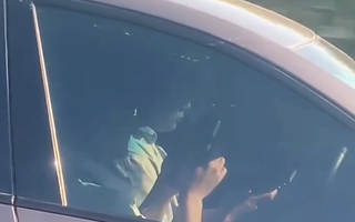 CSGT hoá trang, ghi hình tài xế ô tô dùng điện thoại khi lái xe