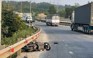 Bị văng khỏi đường sau va chạm với xe đầu kéo, một người chết