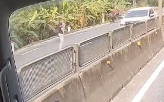 Tài xế dừng xe giữa quốc lộ cứu bé gái, CSGT lên tiếng