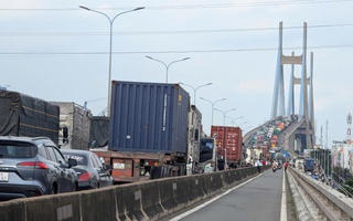 Phát hiện thi thể bé trai còn dây rốn dưới chân cầu Phú Mỹ, TPHCM