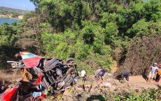 Hiện trường xe khách lao xuống vực ven hồ Bàu Trắng khiến 4 người tử vong