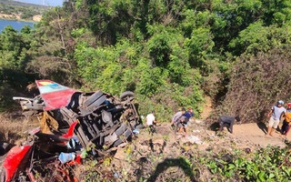 Xe khách lao xuống vực ven hồ Bàu Trắng, 3 người tử vong