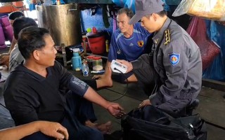 Tàu Kiểm ngư 475 cứu 36 ngư dân gặp nạn trên vùng biển Trường Sa