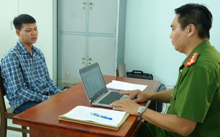 Bất ngờ bị đâm giữa đường, nam thanh niên chạy được một đoạn rồi gục tại chỗ